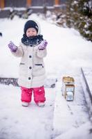 menina engraçada e alegre se divertindo no quintal em dia ensolarado de inverno foto