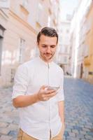 jovem fundo a velha cidade europeia tirar selfie foto