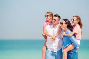 foto de família feliz se divertindo na praia. estilo de vida de verão