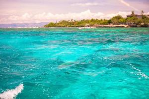 água turquesa incrivelmente limpa no mar perto da ilha tropical foto