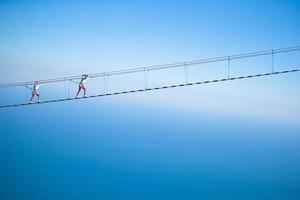 meninas atravessando o abismo na ponte de corda. foto