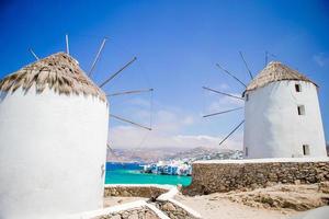 antigos moinhos de vento tradicionais sobre a cidade de mykonos. foto