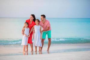 família linda feliz na praia foto