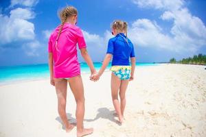 crianças se divertindo na praia tropical nas férias no caribe foto