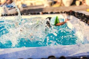 menina espirra na piscina foto