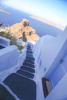 escadaria velha colorida e arquitetura tradicional na ilha de santorini em fira, grécia foto