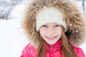 retrato de uma menina adorável ao ar livre num dia de inverno foto