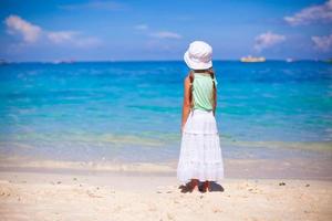 adorável menina bonitinha na praia tropical na ilha de boracay, filipinas foto