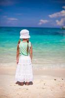 adorável menina bonitinha na praia tropical na ilha de boracay, filipinas foto