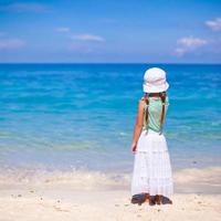 menina adorável em uma praia tropical com água turquesa foto