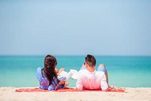 jovem casal na praia branca durante as férias de verão. foto