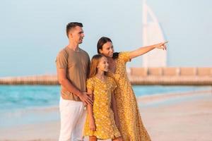 família feliz na praia durante as férias de verão foto