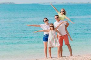 foto de família feliz se divertindo na praia. estilo de vida de verão