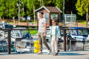 jovem pai e filha no porto no verão foto