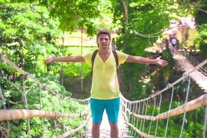 jovem na ponte pênsil sobre o rio loboc, filipinas foto