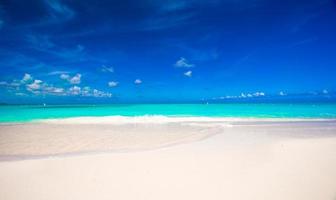 praia de areia branca com água turquesa na ilha perfeita foto