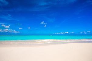 praia de areia branca com água turquesa na ilha perfeita foto