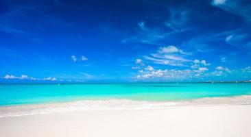 praia de areia branca com água turquesa na ilha perfeita foto
