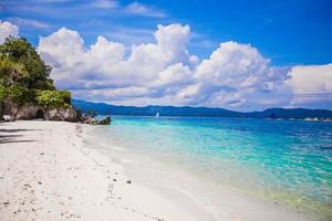 praia tropical com belas palmeiras e areia branca, filipinas foto