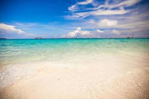 praia tropical perfeita com água turquesa e areia branca foto