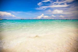 praia tropical perfeita com água turquesa e areia branca foto