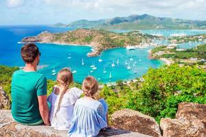 família apreciando a vista do pitoresco porto inglês em antígua, no mar do caribe foto