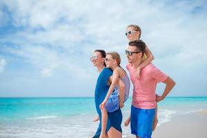 família linda feliz na praia branca foto