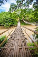 ponte articulada sobre o rio loboc em bohol, filipinas foto