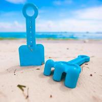 brinquedos de praia infantil de verão na praia de areia branca foto
