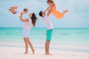 jovem família de férias se diverte muito foto