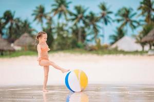 jovem linda se divertindo na praia tropical. foto