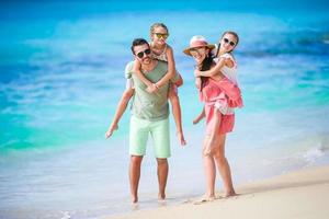 família feliz em férias na praia foto