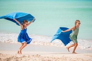 meninas bonitos na praia foto