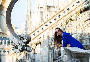 mulher bonita no telhado do duomo, milão, itália foto