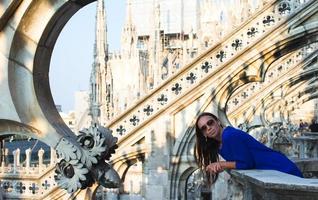 mulher bonita no telhado do duomo, milão, itália foto