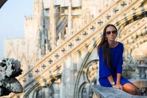 mulher bonita no telhado do duomo, milão, itália foto