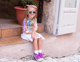 adorável menina feliz ao ar livre na cidade europeia foto