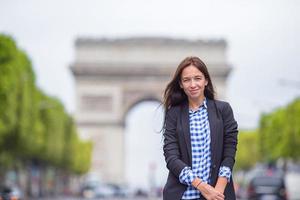 jovem na champs elysees em paris foto