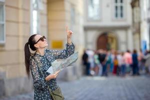 jovem mulher com um mapa da cidade na cidade. menina turista de viagens com mapa em viena ao ar livre durante as férias na europa. foto