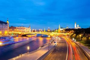 vista panorâmica do marco de moscou durante o pôr do sol do parque zaryadye foto