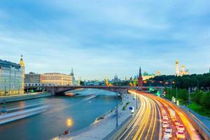 vista panorâmica do marco de moscou durante o pôr do sol do parque zaryadye foto