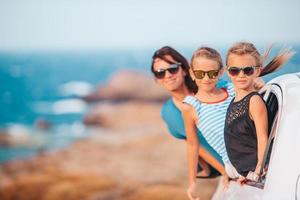 família em viagem de férias de carro. férias de verão e conceito de viagem de carro foto