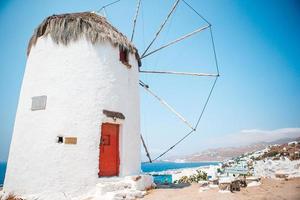 antigos moinhos de vento tradicionais sobre a cidade de mykonos. foto