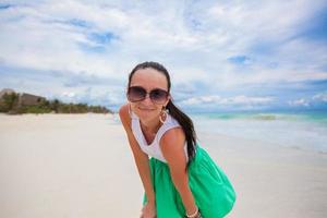 close-up de jovem na praia exótica branca olhando para a câmera foto