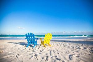 cadeiras coloridas de madeira de praia para férias e escapadelas de verão em tulum, méxico foto