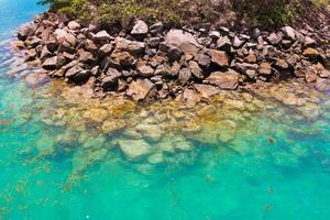 lagoa exótica turquesa com pedras grandes em seychelles foto