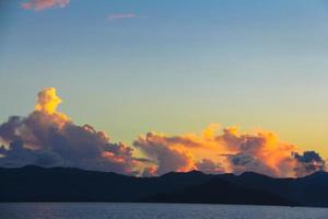 incrível pôr do sol colorido na exótica ilha de seychelles foto