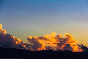 incrível pôr do sol colorido em uma praia exótica em seychelles foto