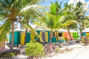 casas coloridas brilhantes em uma ilha exótica do Caribe foto