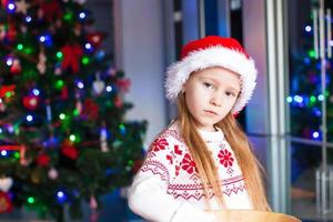 adorável menina fazendo biscoitos de gengibre para o natal foto